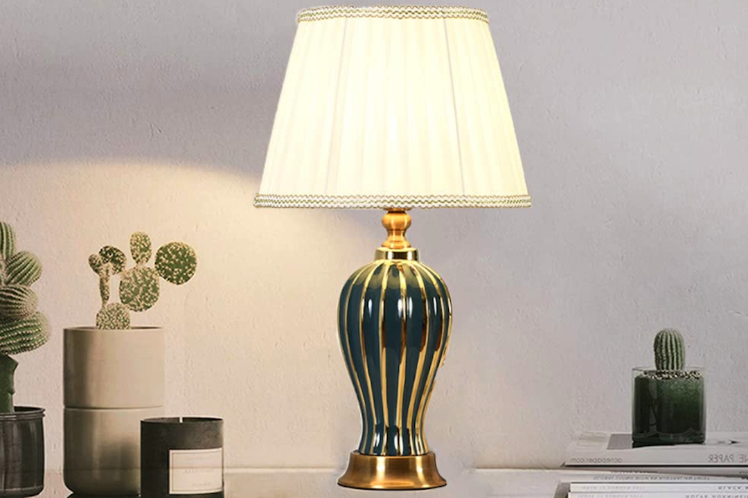Keramiktischlampe mit Rillen: Handwerksstil für gemütliche Inneneinrichtung