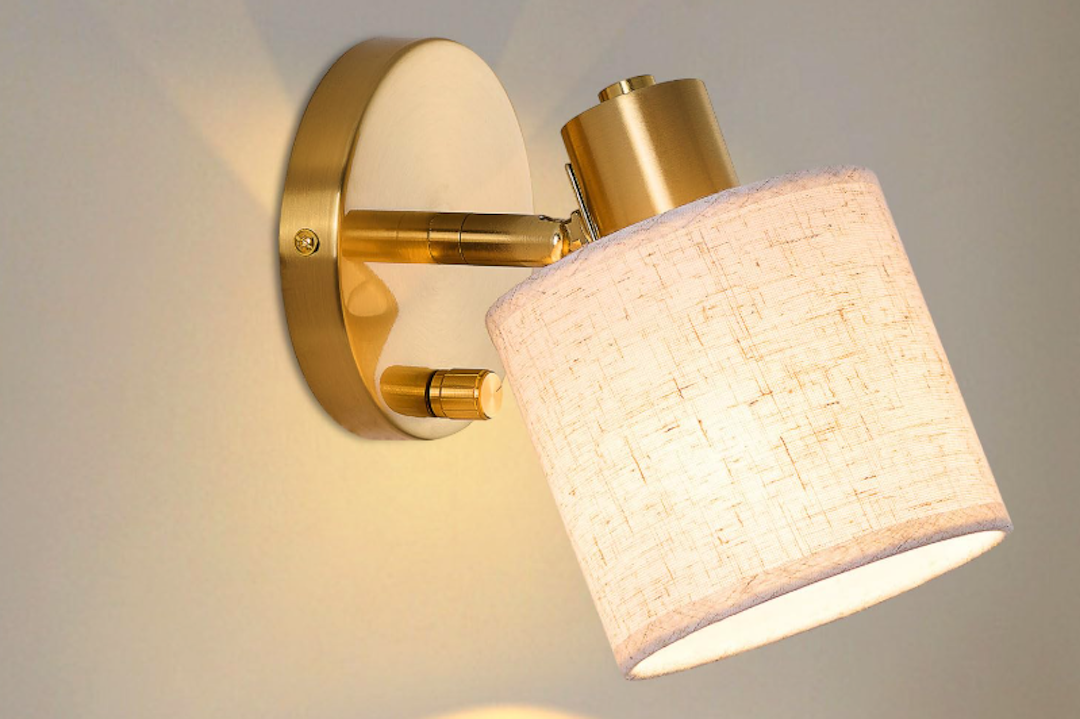 Natürliche Leinen Wandleuchte schafft warme Schlafzimmeratmosphäre