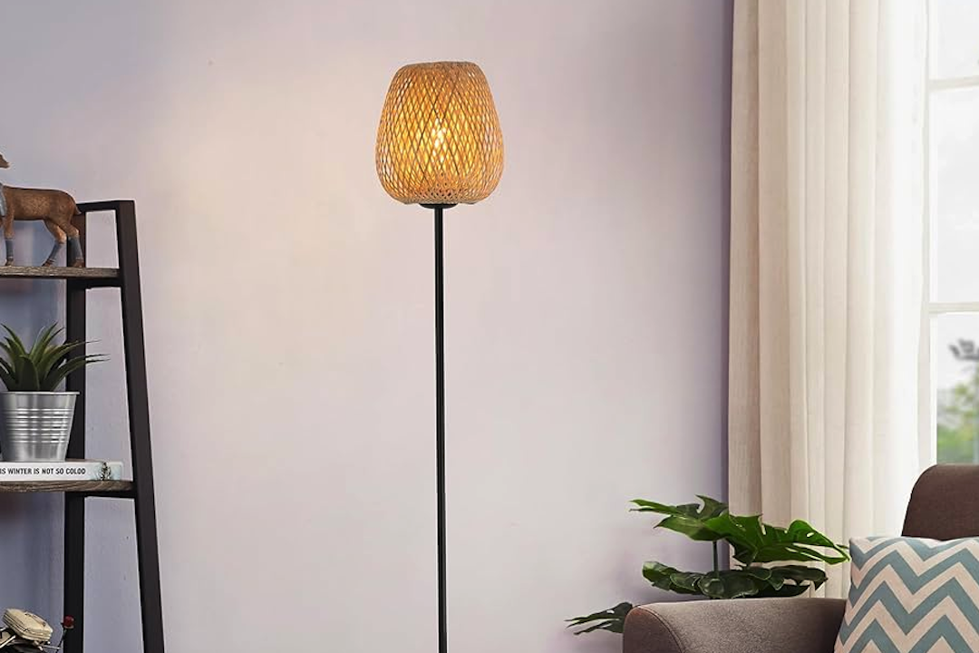 Rattan-Geflecht-Stehlampe für Boho-Wohnräume